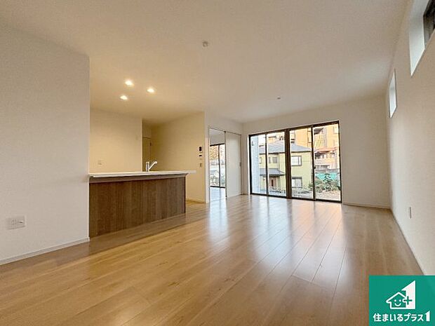 【居間・リビング】日当たり良好の明るいリビングで朝の目覚めもスッキリできそう!対面キッチンでご家族のコミュニケーションも自然と増える設計!小さなお子様が遊ぶスペースを作っても広々とくつろげるLDK!