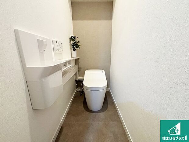 【トイレ】1・2階の2ヶ所にあるので、朝の忙しい時間の順番待ちもなく、深夜の利用にも大変便利です。