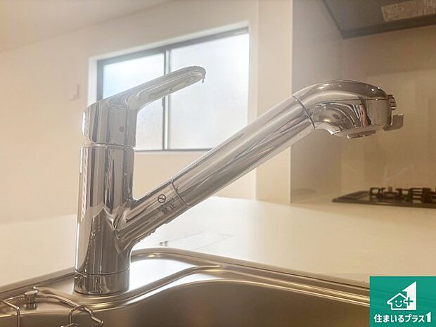 【浄水器付き水栓】蛇口の先端に浄水器を内蔵しています!原水と浄水、お湯と冷水、シャワーの切替えがワンタッチなので用途によって使い分けられます。