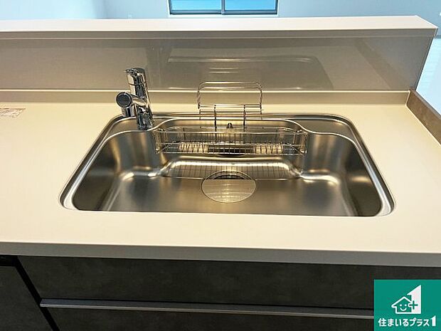 【キッチンシンク】蛇口の先端に浄水器を内蔵しています!原水と浄水、お湯と冷水、シャワーの切替えがワンタッチなので用途によって使い分けられます。