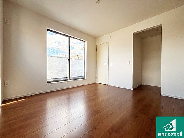 【洋室】シンプルな洋室は、自分好みのインテリアが楽しめます♪ご家族とインテリアや家具を選びに行くのは新築購入時の醍醐味の一つです。ぜひお楽しみください♪