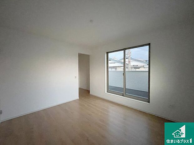 【洋室】シンプルな洋室は、自分好みのインテリアが楽しめます♪ご家族とインテリアや家具を選びに行くのは新築購入時の醍醐味の一つです。ぜひお楽しみください♪