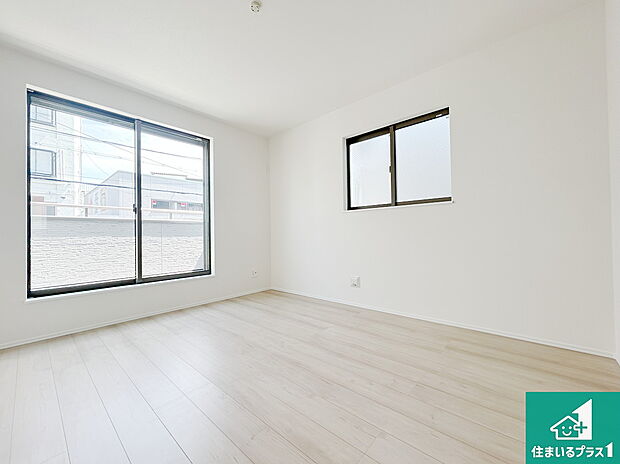 【洋室】寝室は心地よい眠りについてもらいたくて、シンプルかつ開放的な空間な設計にしています！大きな窓から差し込む日が心地いいです♪