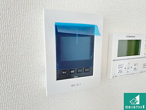 【カラーモニターインターホン】声だけでなく来訪者の姿や顔がモニターで確認できるので、小さなお子様がいらっしゃるご家庭でも安心できます！