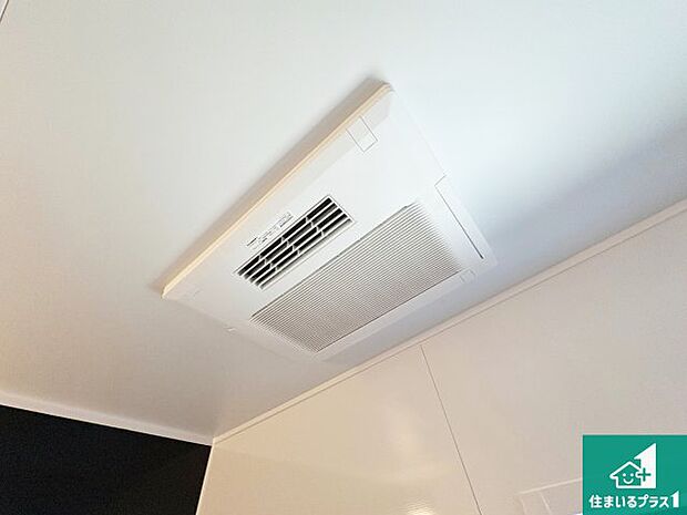 【浴室暖房乾燥機】四季を通して快適なバスライフをお手伝いする浴室暖房乾燥機！浴室の乾燥・暖房・涼風・換気はもちろん、２４時間換気にも対応！ 