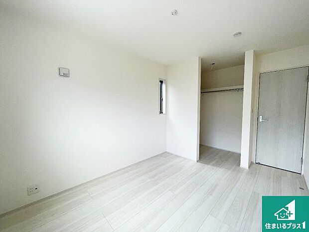 【洋室】シンプルな洋室は、自分好みのインテリアが楽しめます♪ご家族とインテリアや家具を選びに行くのは新築購入時の醍醐味の一つです。ぜひお楽しみください♪