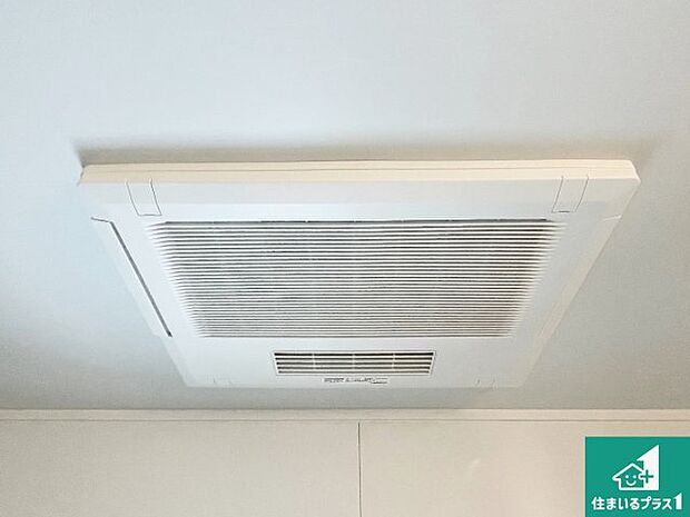 【浴室暖房乾燥機】四季を通して快適なバスライフをお手伝いする浴室暖房乾燥機！浴室の乾燥・暖房・涼風・換気はもちろん、２４時間換気にも対応！ 