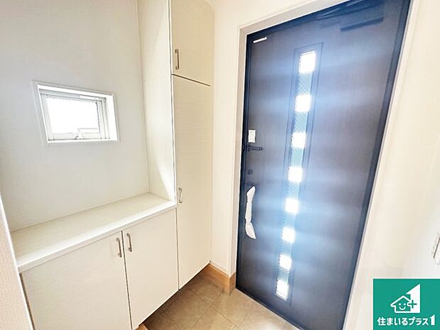 【玄関】シューズボックスにはたくさんの靴が収納できるので玄関周りはいつもスッキリ！ご家族が増えても安心！