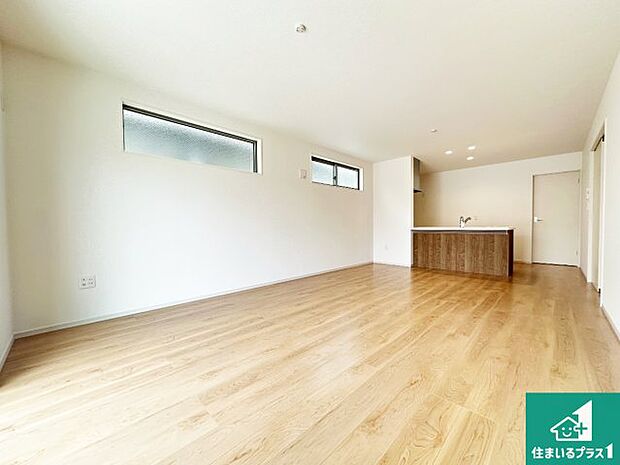 【居間・リビング】日当たり良好の明るいリビングで朝の目覚めもスッキリできそう！対面キッチンでご家族のコミュニケーションも自然と増える設計！小さなお子様が遊ぶスペースを作っても広々とくつろげるLDK！