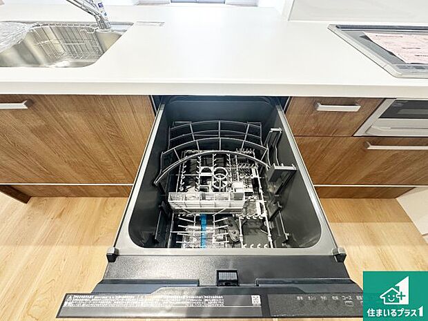 【食器洗浄乾燥機】食事後の一仕事、食器洗いをボタン一つでお任せできちゃいます！場所を取らないビルトイン式なので、お料理スペースもしっかり確保！