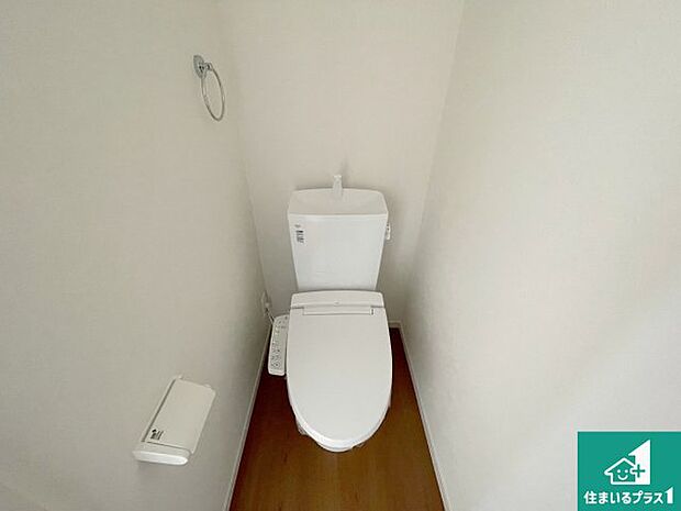 【トイレ】1・2階の2ヶ所にあるので、朝の忙しい時間の順番待ちもなく、深夜の利用にも大変便利です。