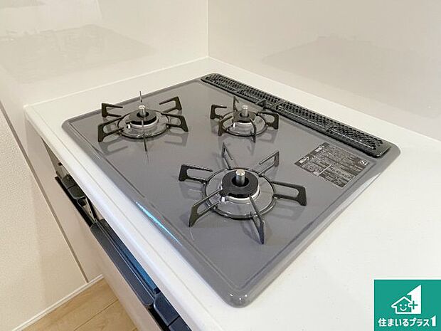 【コンロ】ダブル高火力Ｓｉセンサー付きコンロ！３口あるので、まとめて料理をする時も大活躍！