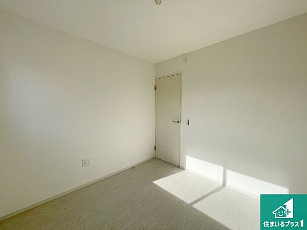 【洋室】収納スペースが充実しているので子供の成長に合わせてたくさん収納ができます！家族構成に合わせた様々な活用ができる収納！