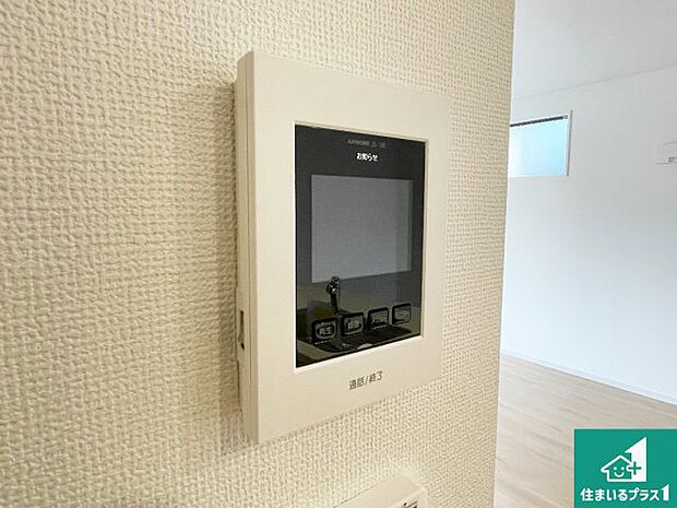 【カラーモニターインターホン】声だけでなく来訪者の姿や顔がモニターで確認できるので、小さなお子様がいらっしゃるご家庭でも安心できます！