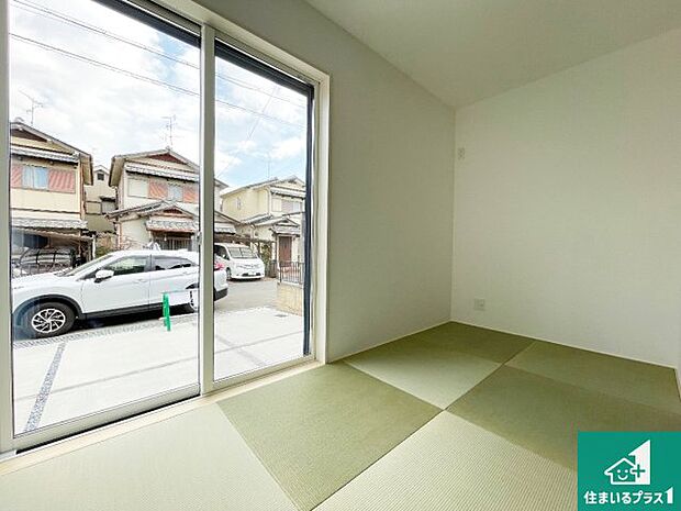 【和室】一室あると便利な和室は客間としてだけでなく、小さなお子様のプレイルームや食後のくつろぎスペースとしてもご利用いただけます。収納もついていますので大活躍間違いなし！