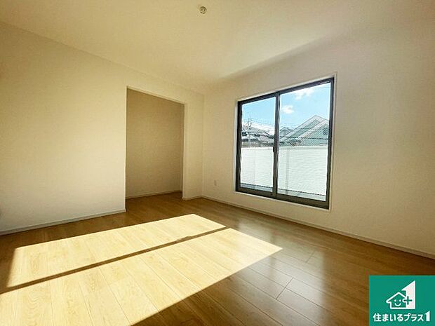 【洋室】シンプルな洋室は、自分好みのインテリアが楽しめます♪ご家族とインテリアや家具を選びに行くのは新築購入時の醍醐味の一つです。ぜひお楽しみください♪