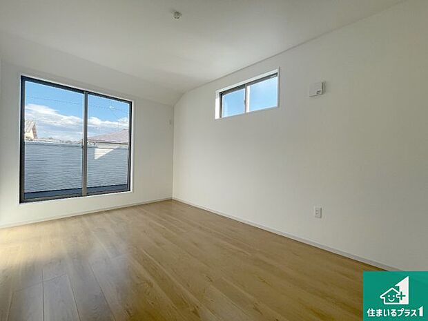 【洋室】シンプルな洋室は、自分好みのインテリアが楽しめます♪ご家族とインテリアや家具を選びに行くのは新築購入時の醍醐味の一つです。ぜひお楽しみください♪