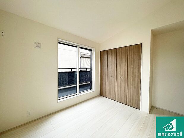 【洋室】シンプルな洋室は、自分好みのインテリアが楽しめます♪ご家族とインテリアや家具を選びに行くのは新築購入時の醍醐味の一つです。ぜひお楽しみください♪