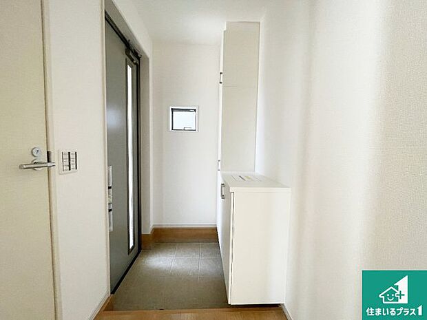 【玄関】シューズボックスにはたくさんの靴が収納できるので玄関周りはいつもスッキリ！ご家族が増えても安心！