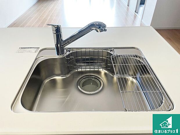 【キッチンシンク】蛇口の先端に浄水器を内蔵しています！原水と浄水、お湯と冷水、シャワーの切替えがワンタッチなので用途によって使い分けられます。