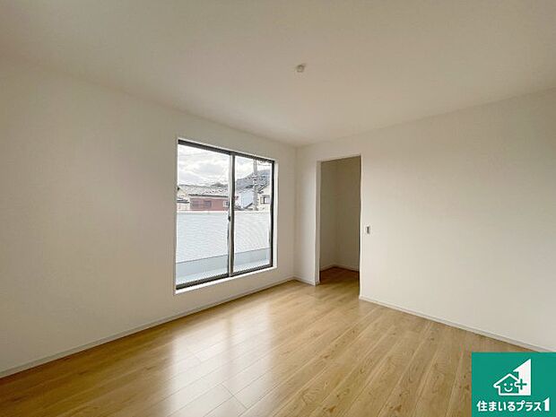 【洋室】シンプルな洋室は、自分好みのインテリアが楽しめます♪ご家族とインテリアや家具を選びに行くのは新築購入時の醍醐味の一つです。ぜひお楽しみください♪