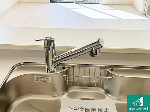 【キッチン水栓】浄水器を内蔵!炊飯時、お茶を作る時に安心してお水を使えます!お湯と冷水、浄水と原水、シャワーの切替えもワンタッチです!