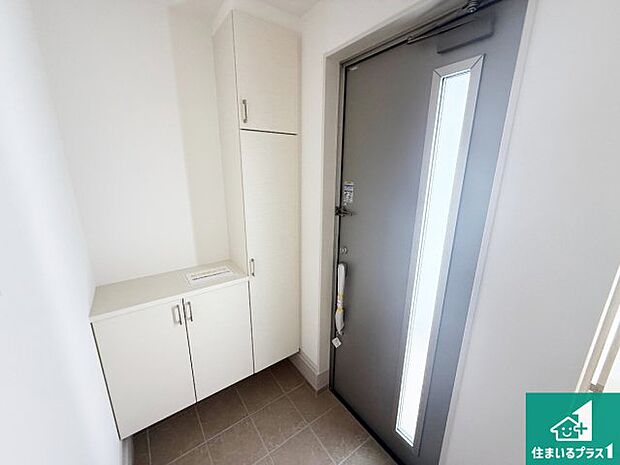 【玄関】シューズボックスにはたくさんの靴が収納できるので玄関周りはいつもスッキリ!ご家族が増えても安心!