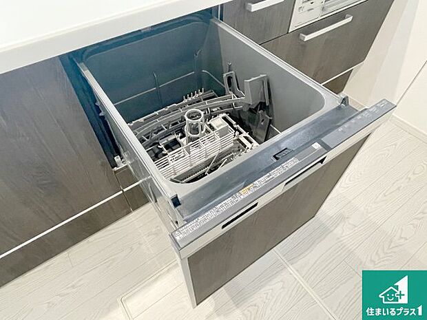 【食器洗浄乾燥機】食事後の一仕事、食器洗いをボタン一つでお任せできちゃいます!場所を取らないビルトイン式なので、お料理スペースもしっかり確保!