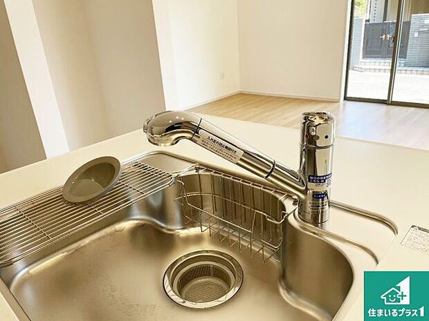 【キッチン水栓】浄水器を内蔵！炊飯時、お茶を作る時に安心してお水を使えます！お湯と冷水、浄水と原水、シャワーの切替えもワンタッチです！