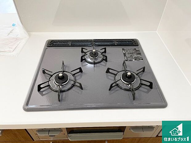 【コンロ】ダブル高火力Ｓｉセンサー付きコンロ！３口あるので、まとめて料理をする時も大活躍！