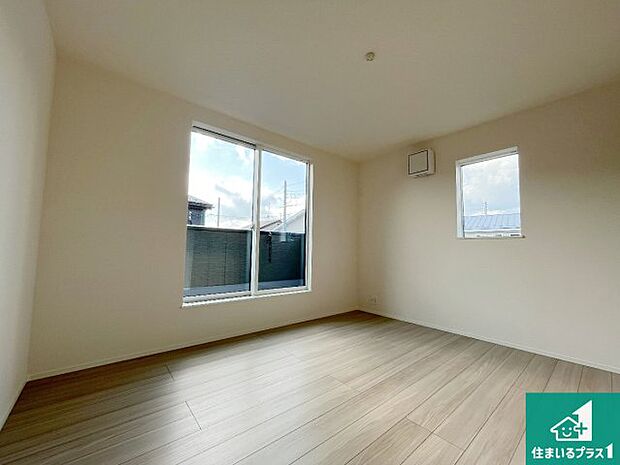 【洋室】シンプルな洋室は、自分好みのインテリアが楽しめます♪ご家族とインテリアや家具を選びに行くのは新築購入時の醍醐味の一つです。ぜひお楽しみください♪