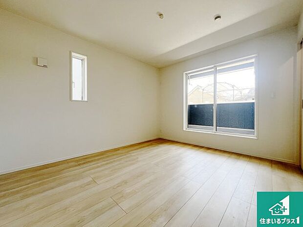 【洋室】シンプルな洋室は、自分好みのインテリアが楽しめます♪ご家族とインテリアや家具を選びに行くのは新築購入時の醍醐味の一つです。ぜひお楽しみください♪