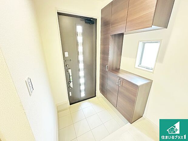 【玄関】シューズボックスにはたくさんの靴が収納できるので玄関周りはいつもスッキリ！ご家族が増えても安心！