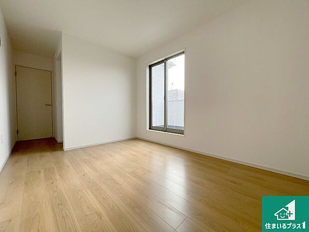 【洋室】寝室は心地よい眠りについてもらいたくて、シンプルかつ開放的な空間な設計にしています！大きな窓から差し込む日が心地いいです♪