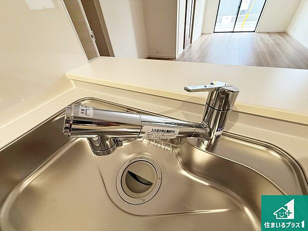 【キッチン水栓】浄水器を内蔵！炊飯時、お茶を作る時に安心してお水を使えます！お湯と冷水、浄水と原水、シャワーの切替えもワンタッチです！