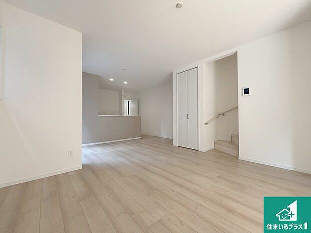 【居間・リビング】日当たり良好の明るいリビングで朝の目覚めもスッキリできそう!対面キッチンでご家族のコミュニケーションも自然と増える設計!小さなお子様が遊ぶスペースを作っても広々とくつろげるLDK!