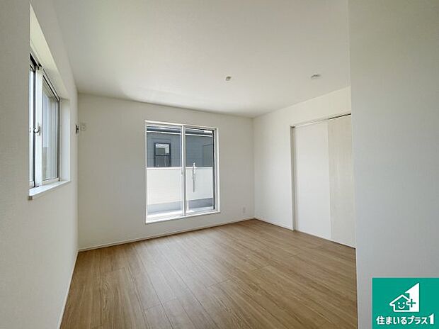 【洋室】シンプルな洋室は、自分好みのインテリアが楽しめます♪ご家族とインテリアや家具を選びに行くのは新築購入時の醍醐味の一つです。ぜひお楽しみください♪