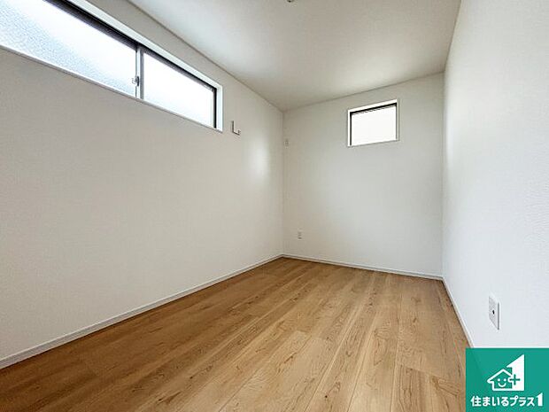 【洋室】シンプルな洋室は、自分好みのインテリアが楽しめます♪ご家族とインテリアや家具を選びに行くのは新築購入時の醍醐味の一つです。ぜひお楽しみください♪