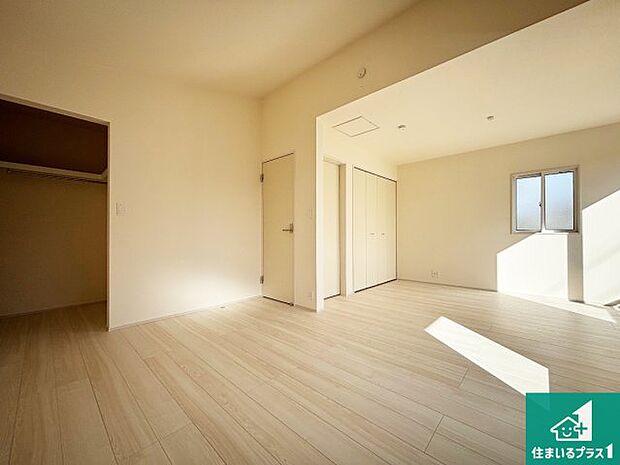 【洋室】寝室は心地よい眠りについてもらいたくて、シンプルかつ開放的な空間な設計にしています！大きな窓から差し込む日が心地いいです♪