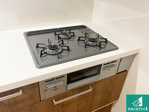 【コンロ】ダブル高火力Ｓｉセンサー付きコンロ！３口あるので、まとめて料理をする時も大活躍！