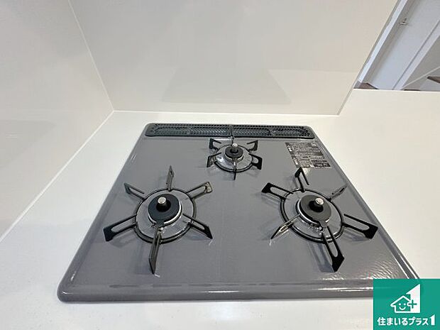 【コンロ】ダブル高火力Ｓｉセンサー付きコンロ！３口あるので、まとめて料理をする時も大活躍！