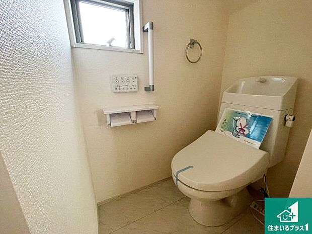 【トイレ】1・2階の2ヶ所にあるので、朝の忙しい時間の順番待ちもなく、深夜の利用にも大変便利です。