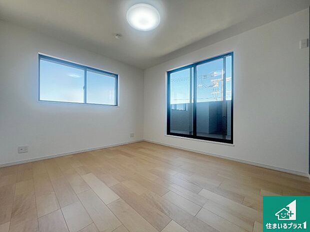 【洋室】シンプルな洋室は、自分好みのインテリアが楽しめます♪ご家族とインテリアや家具を選びに行くのは新築購入時の醍醐味の一つです。ぜひお楽しみください♪