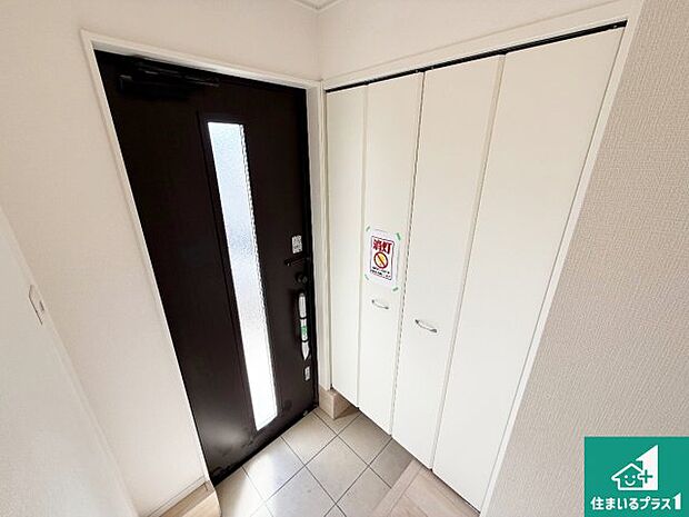 【玄関】シューズボックスにはたくさんの靴が収納できるので玄関周りはいつもスッキリ!ご家族が増えても安心!