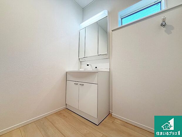 【独立洗面台】清潔感のある洗面台です。フラットな鏡は掃除がしやすく毎日清潔!鏡裏には収納があるのでスッキリとした洗面台が保てます。