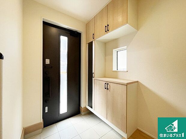 【玄関】シューズボックスにはたくさんの靴が収納できるので玄関周りはいつもスッキリ!ご家族が増えても安心!