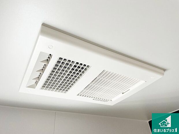 【浴室暖房乾燥機】四季を通して快適なバスライフをお手伝いする浴室暖房乾燥機!浴室の乾燥・暖房・涼風・換気はもちろん、24時間換気にも対応!