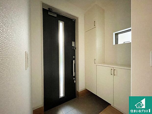 【玄関】シューズボックスにはたくさんの靴が収納できるので玄関周りはいつもスッキリ!ご家族が増えても安心!