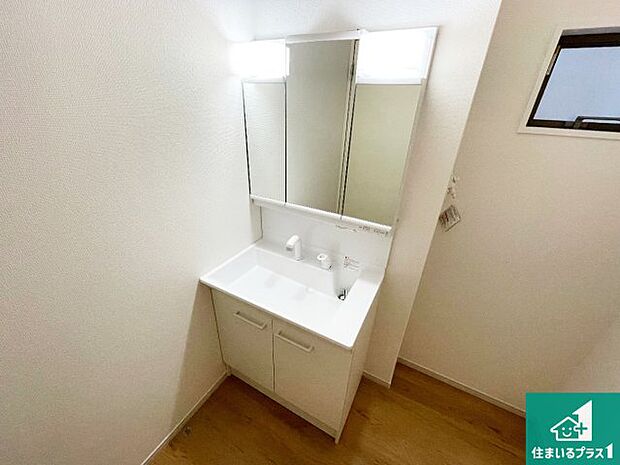 【独立洗面台】清潔感のある洗面台です。フラットな鏡は掃除がしやすく毎日清潔!鏡裏には収納があるのでスッキリとした洗面台が保てます。