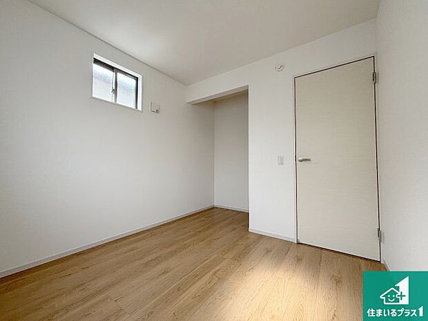 【洋室】シンプルな洋室は、自分好みのインテリアが楽しめます♪ご家族とインテリアや家具を選びに行くのは新築購入時の醍醐味の一つです。ぜひお楽しみください♪